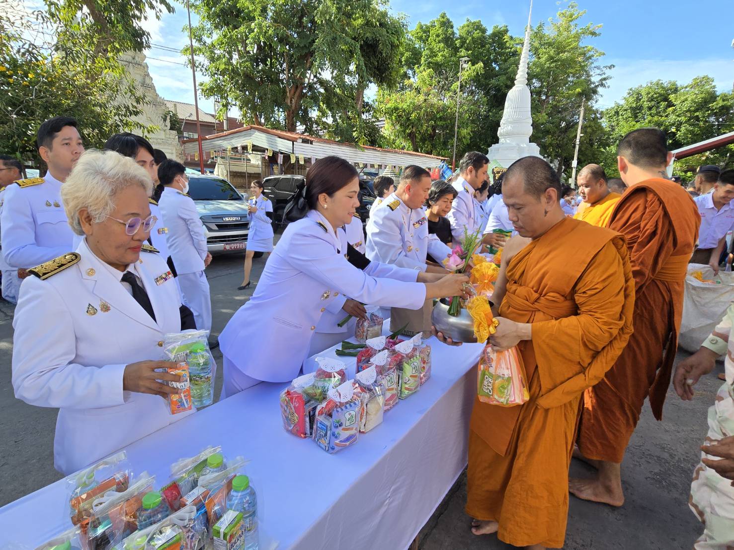 title - ปฏิรูปที่ดินจังหวัดเพชรบุรี พร้อมด้วยเจ้าหน้าที่ส.ป.ก.เพชรบุรี ร่วมพิธีบำเพ็ญกุศลสัตตมวาร (7 วัน) และทำบุญตักบาตร อุทิศถวายพระกุศลแด่ สมเด็จพระเจ้าลูกเธอ เจ้าฟ้าพัชรกิติยาภา นเรนทิราเทพยวดี กรมหลวงราชสาริณีสิริพัชร มหาวัชรราชธิดา